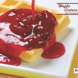 Waffle e geléia de morango caseira. #waffle #ximia #strawberryjam #gramado  #rs #pousadaquerencia